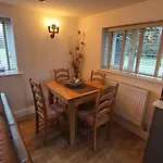 1 Bed Flat - Sleeps 4 - Garden - Parking - Wifi