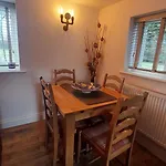 بيت للعطل 1 Bed Flat - Sleeps 4 - Garden - Parking - Wifi آمبيلسايد