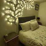 1 Bed Flat - Sleeps 4 - Garden - Parking - Wifi