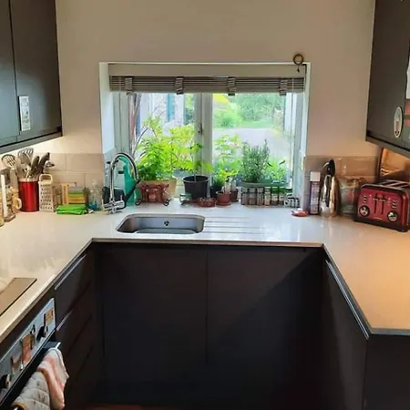 بيت للعطل 1 Bed Flat - Sleeps 4 - Garden - Parking - Wifi آمبيلسايد