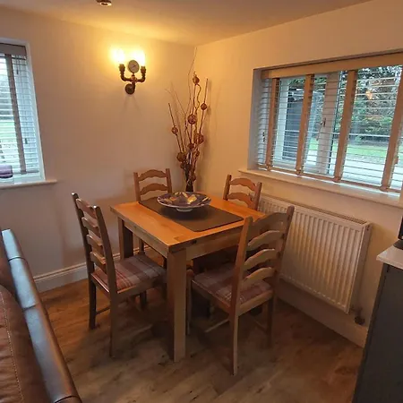 1 Bed Flat - Sleeps 4 - Garden - Parking - Wifi