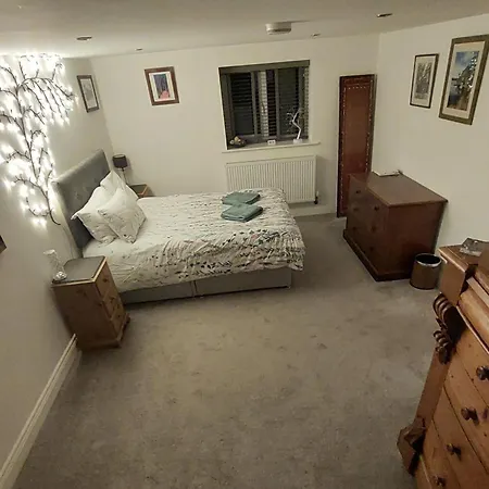 Tatil Evi 1 Bed Flat - Sleeps 4 - Garden - Parking - Wifi