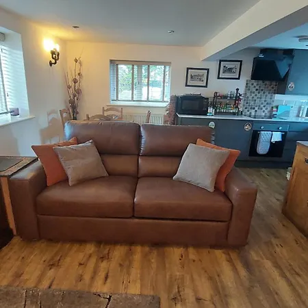 1 Bed Flat - Sleeps 4 - Garden - Parking - Wifi Tatil Evi *