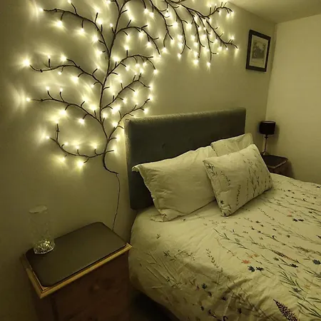 1 Bed Flat - Sleeps 4 - Garden - Parking - Wifi