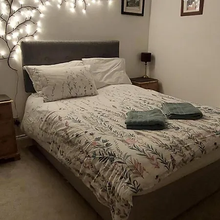 1 Bed Flat - Sleeps 4 - Garden - Parking - Wifi