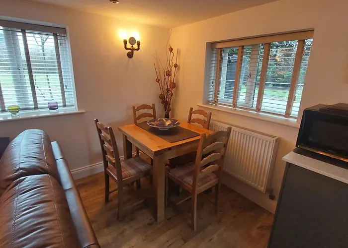 1 Bed Flat - Sleeps 4 - Garden - Parking - Wifi