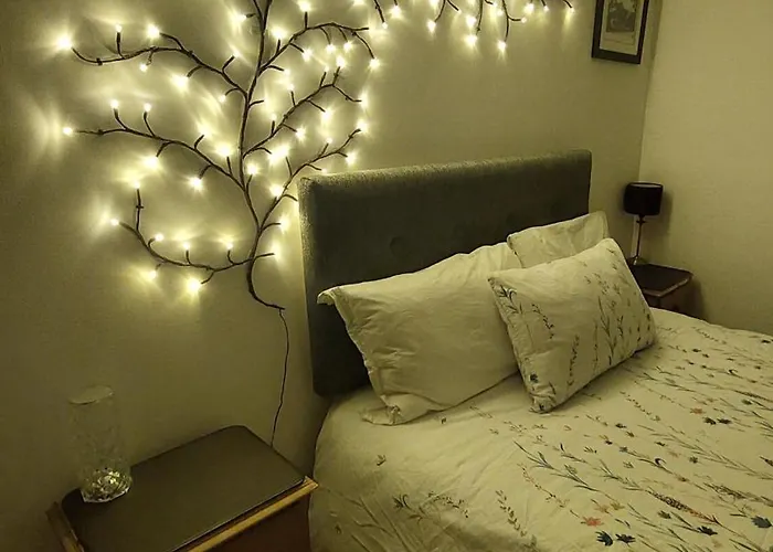 1 Bed Flat - Sleeps 4 - Garden - Parking - Wifi