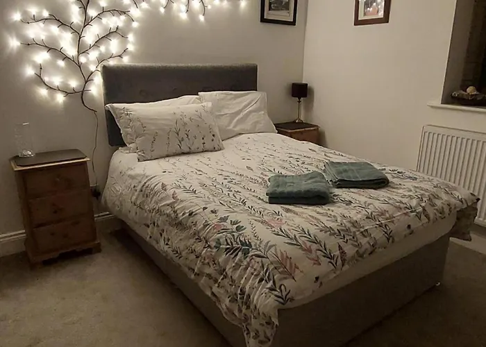 1 Bed Flat - Sleeps 4 - Garden - Parking - Wifi